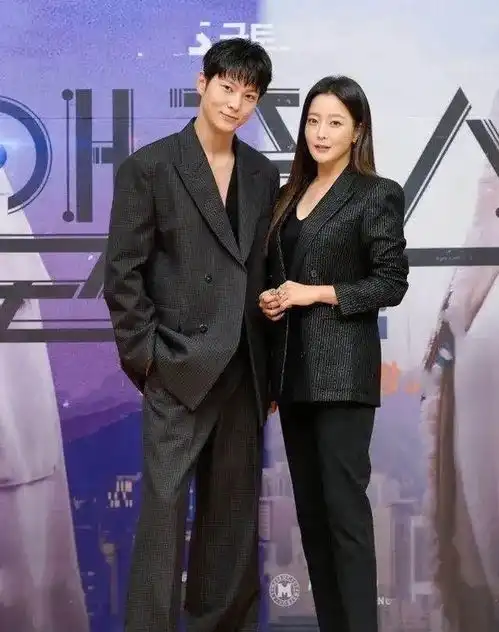 韩国第一美女金喜善气质绝了,连老干部西装套装,都穿出了国际范