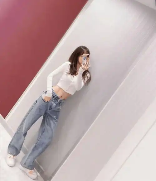 李小璐转型变网红,穿衣风格大变,不能放弃的嘻哈少女风