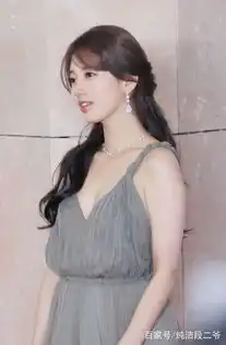 裴秀智现身2018aaa颁奖礼,灰绿色长裙仙气十足,疑是仙女下凡