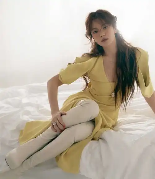 39岁的宋慧乔越活越年轻,黑长直穿抹胸好可人,时髦又可爱