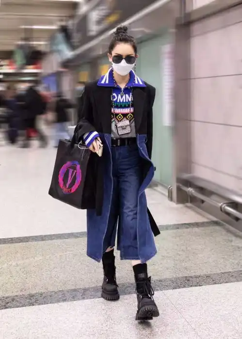 戚薇穿搭真心是好学,蓝色系针织衫作为内搭,特抢镜