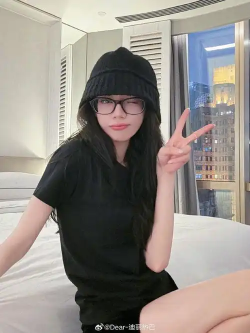 迪丽热巴再晒生活美照,化身猫系少女超可爱,秀纤细美腿显少女