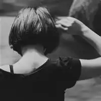 超短发女背影微信头像黑白短发气质美女背影头像图