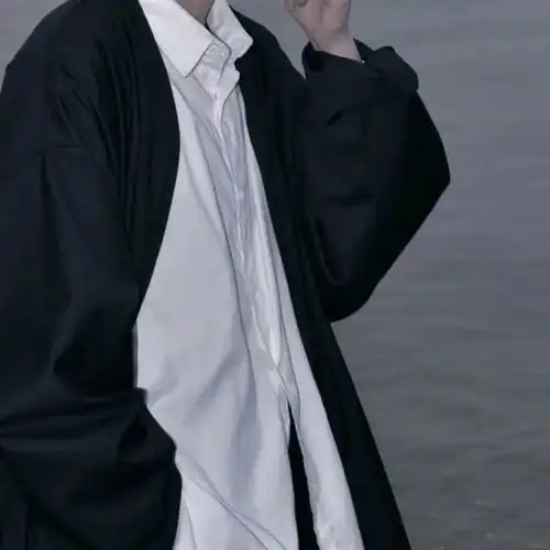 白色系头像男生部位穿衣