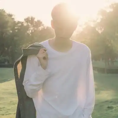 2019男生微信头像伤感忧郁的心里有故事的男人