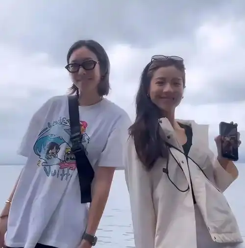 霍家继承人霍启仁的未婚妻与闺蜜出游,对方身份曝光已跻身豪门圈