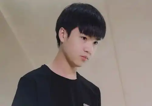 禁欲系男神成了肾虚公子林七七调侃航子不在,直言这男人太虚