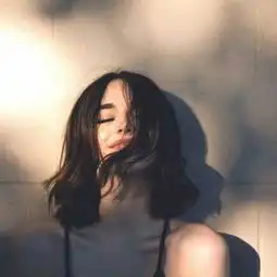 带着心事的女生头像伤感孤独需要你的时候你恰好不在