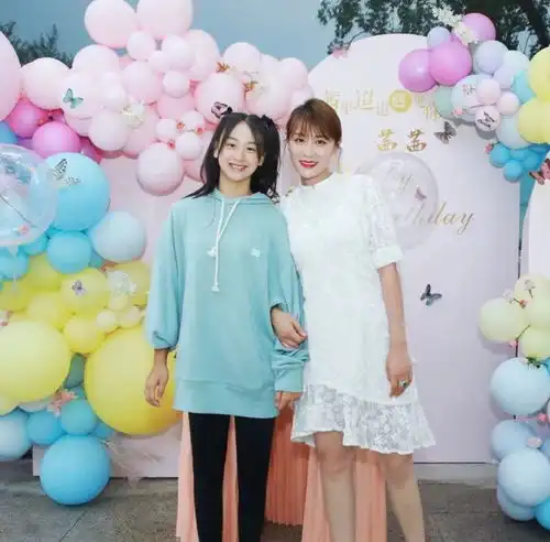 田亮一家四口同框,森碟长得高还是美人胚子,14岁就比妈妈漂亮了