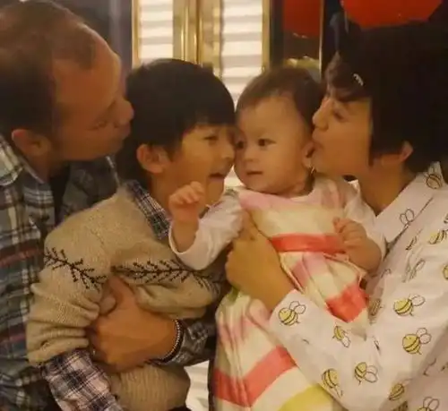 师妃暄唐宁罕晒一双儿女,被曝做清洁工贴补家用单亲妈妈不容易