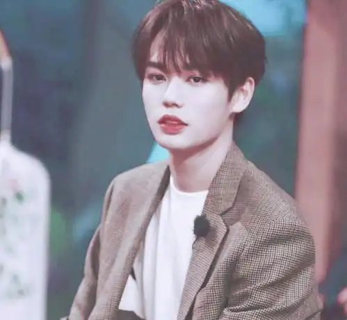 品牌太会挑,林彦俊赵露思同框即偶像剧,两人都是非主流头像鼻祖