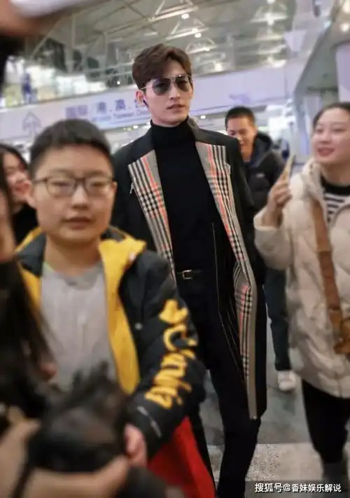 张翰机场t台秀钢丝发型配长款大衣,请叫我精致男