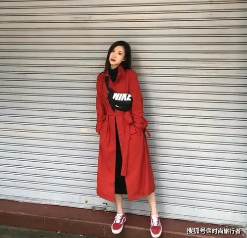 小白鞋彻底失宠了,今春流行这双小红鞋,时髦百搭又吸晴