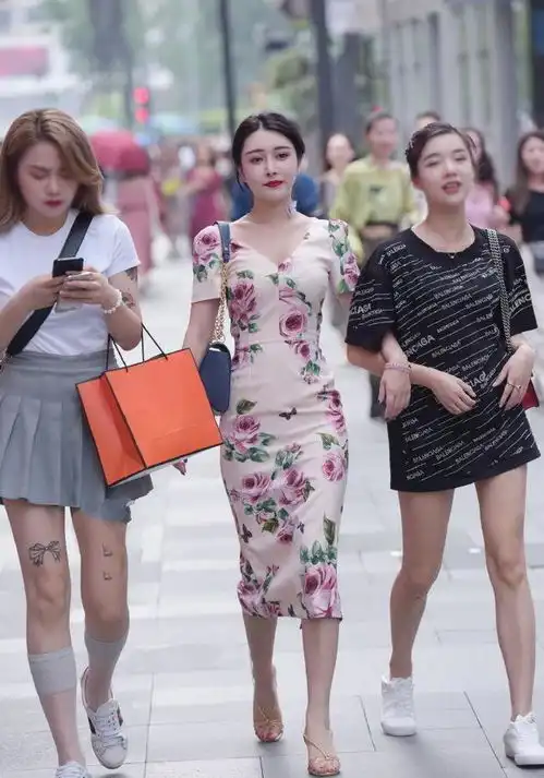 旗袍美女太有旺夫相了,只是跟错了闺蜜,逛街的样子很有气质