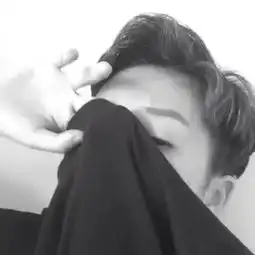 男生和一个女生两个人都穿黑色衣服用衣服蒙着脸的情侣头像