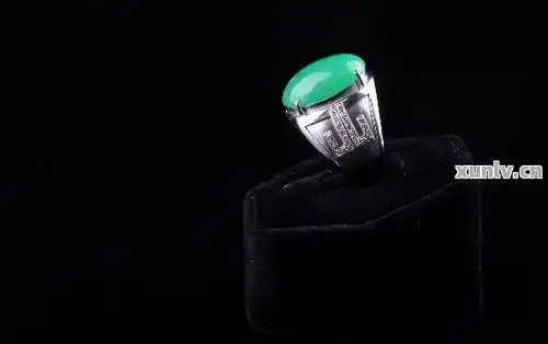 男款晴色蛋面翡翠戒指奢华尽显,优雅之选
