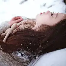 雪景中的女生唯美头像