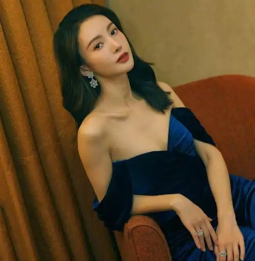 金晨不愧是气质女王,复古长裙雍容华贵,气场实在太强大