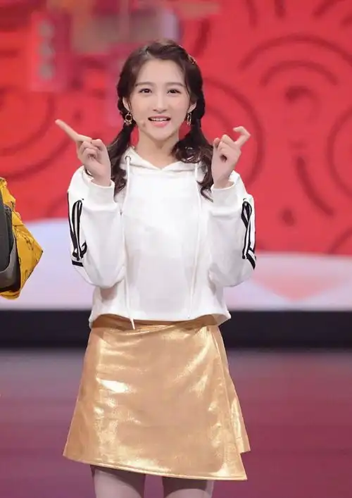 关晓彤有钱任性,卫衣配卡通包一身学生打扮,一条牛仔裤就值5万