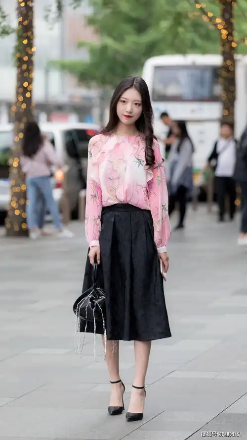 穿裙子的季节,美女的半身裙搭配,风格随性自然,很有青春活力