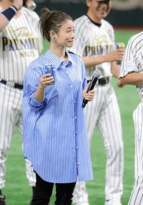 石原里美气质干净又清纯,穿男友衬衫就系一个扣,少女感不是吹的