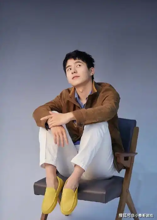 他与欧阳娜娜演情侣爆红,今穿棕色上衣配长裤,休闲不失少年感