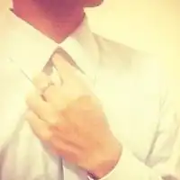 男头白衬衫侧身半身头像