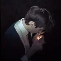 男生侧脸抽烟头像