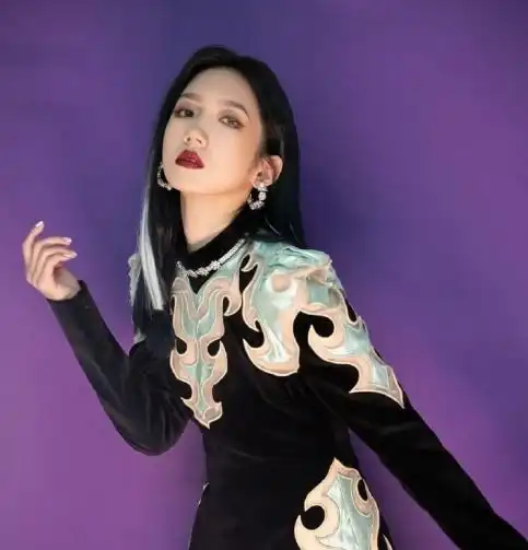 迪丽热巴孟美岐穿同款裙子,谁注意到了热巴手上的细节,高下立分