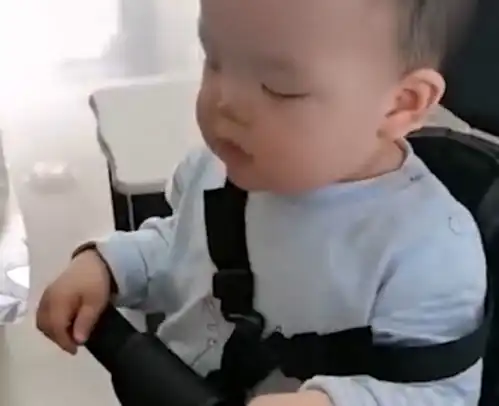 最敬业干饭人萌娃被喂饭时努力保持边吃边睡,网友嘴巴很敬业