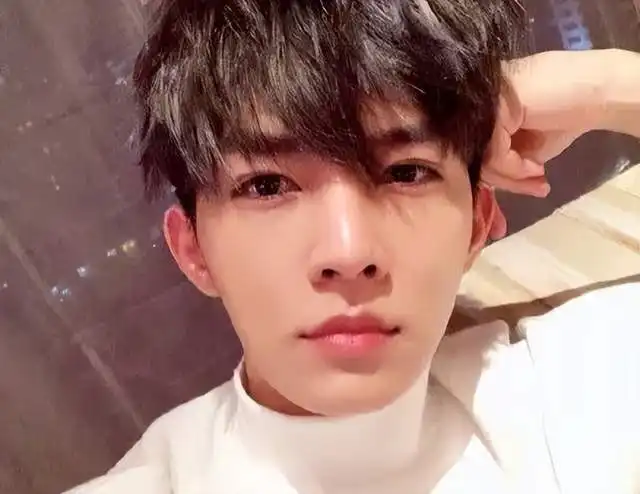炎亚纶突袭记者会现场,向耀乐道歉并泪崩否认偷拍,耀乐拒绝接受
