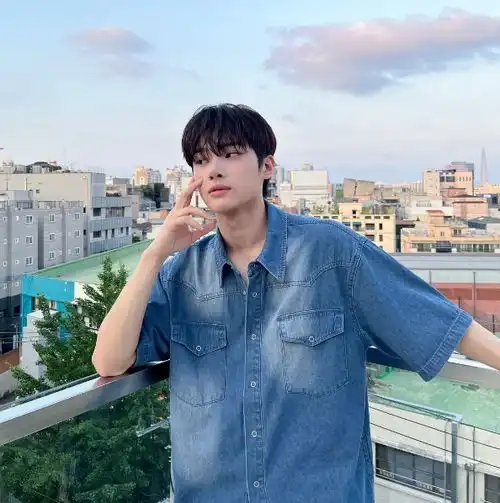 韩国丑系男爱豆因整容太成功而出圈网友感叹前后简直大变活人