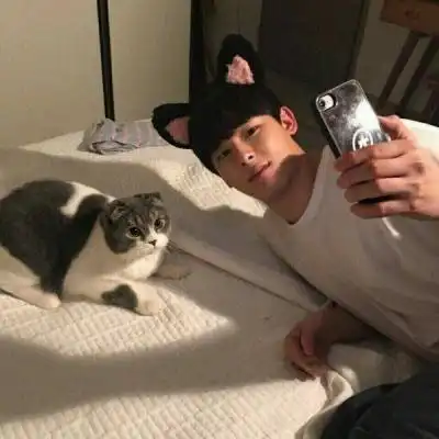 养动物的男生似乎很暖