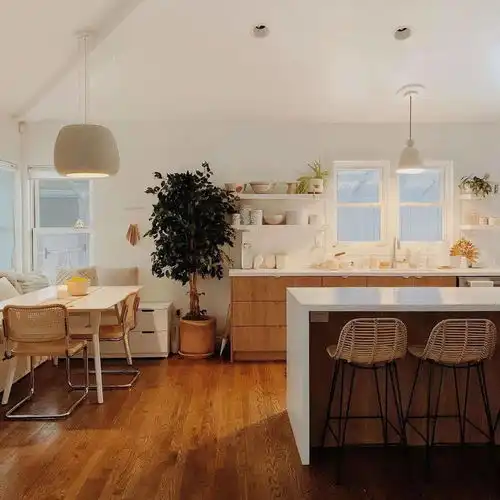 暖色调简约原木小家,带来家居的温馨感