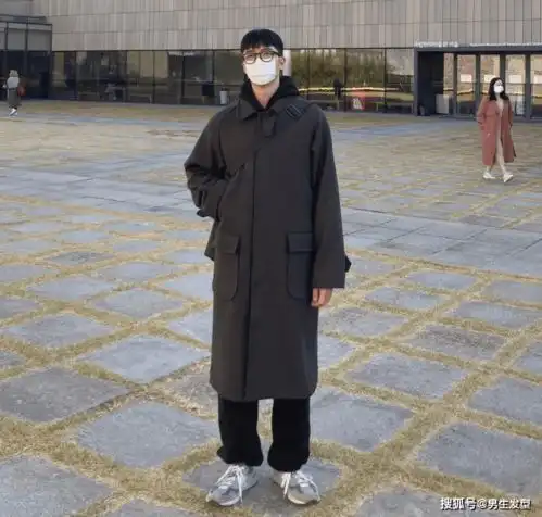 2020冬天流行黑色系外套,男生掌握这些穿搭,温暖又帅气