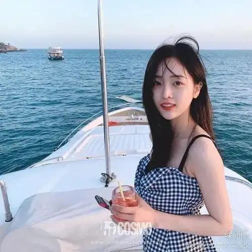 穿细吊带的女孩迷人都不着痕迹