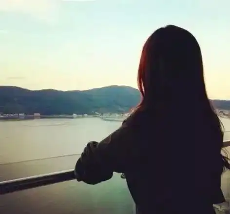 枫叶背影头像女生唯美