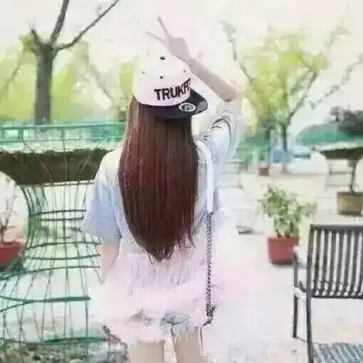 反戴帽子女生头像鸭舌帽女生背影冷酷