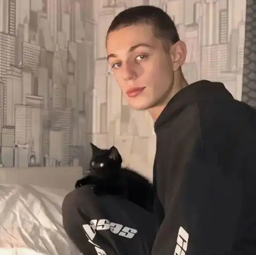 欧美男头人来人往都向着温柔