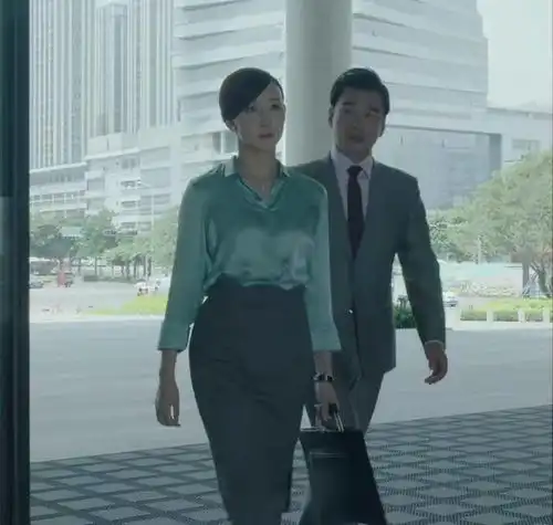 看妆识女人,胡静和袁泉的职业装差别怎么这么大