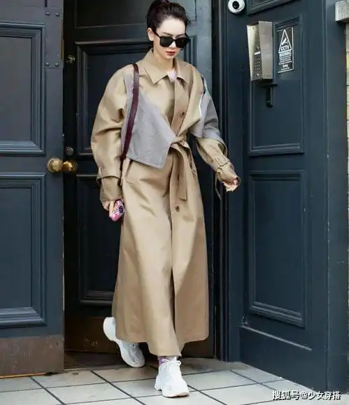 杨颖穿火了一种搭配,叫风衣运动鞋,时髦休闲又舒适