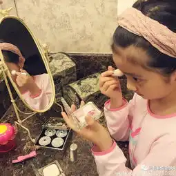 萌娃当道纷纷成为化妆小能手了,爱美真是女孩子的天性