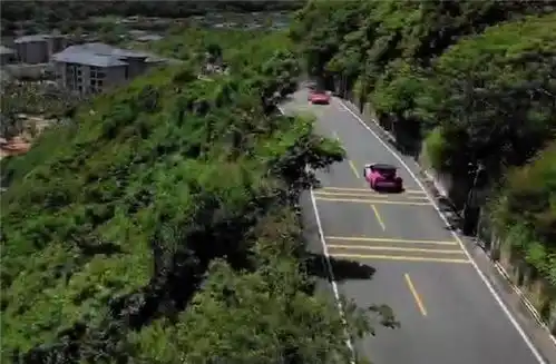 渐变粉宝马i8,全车贴膜花上万,外观显少女心,还很拉风