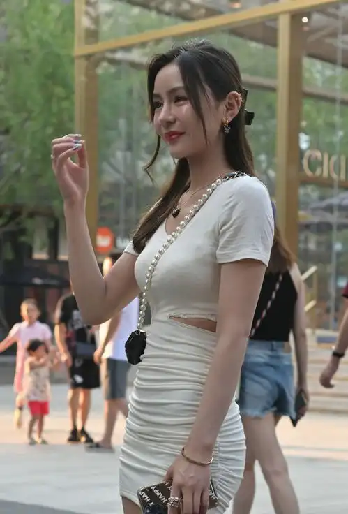 绿色的挂脖长裙,优雅十足又显气质,身材高挑的女生值得尝试