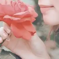 带无言的头像一朵红花网名