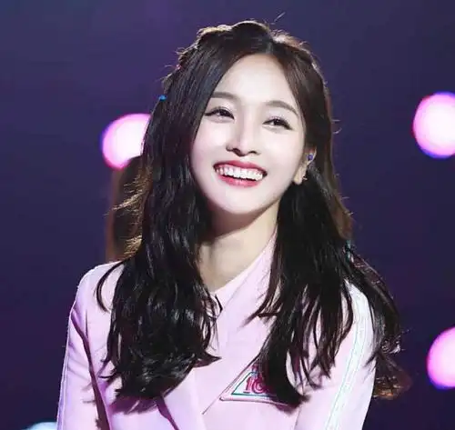 吴宣仪穿黑色上衣,甜美公主变性感女郎,却被宠物猫占了便宜