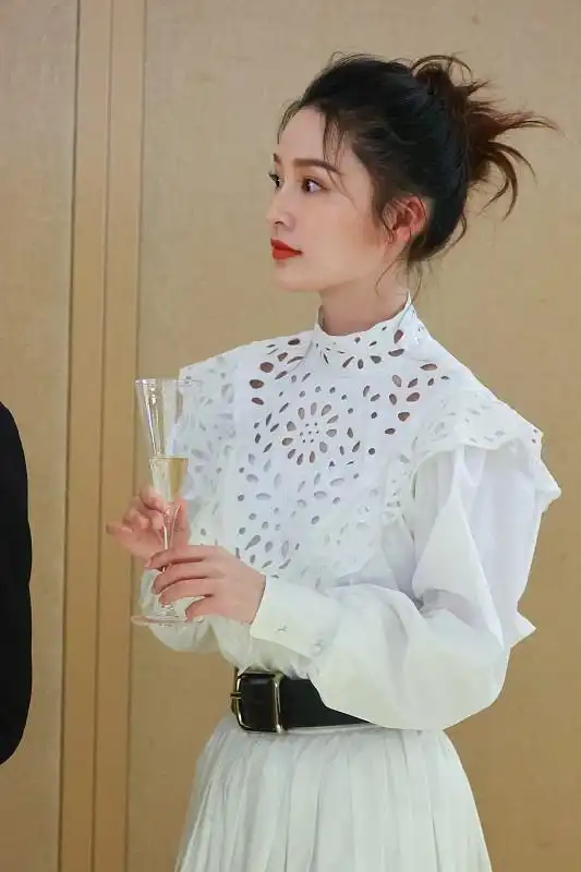 李沁笑起来真的很甜,穿着镂空白裙简约清纯,真像个小姑娘