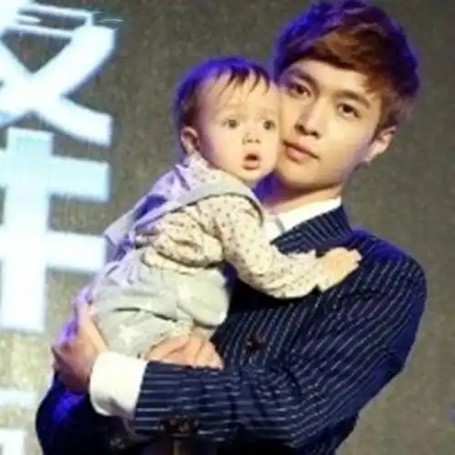 鹿晗吃力亦凡霸气宋仲基超帅,男神们都是这样抱小孩的