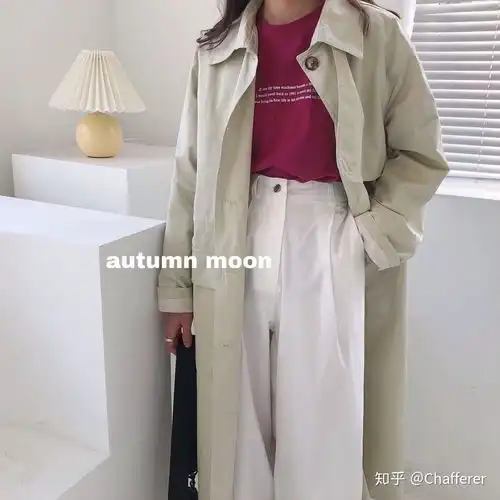 我有一件粉色的毛呢马甲,想搭配长款连衣裙,外面配上风衣,但是连衣裙和风衣的颜色和款式不知道怎么选择