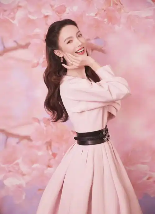 春天学金晨穿粉色系,可爱又迷人,精致又时尚